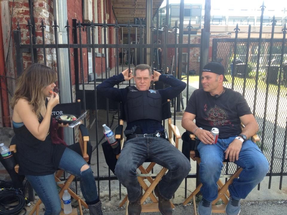 Jason Beghe Makes Rare Behind The Scenes Appearance In New Chicago P D Cast Selfie One Chicago